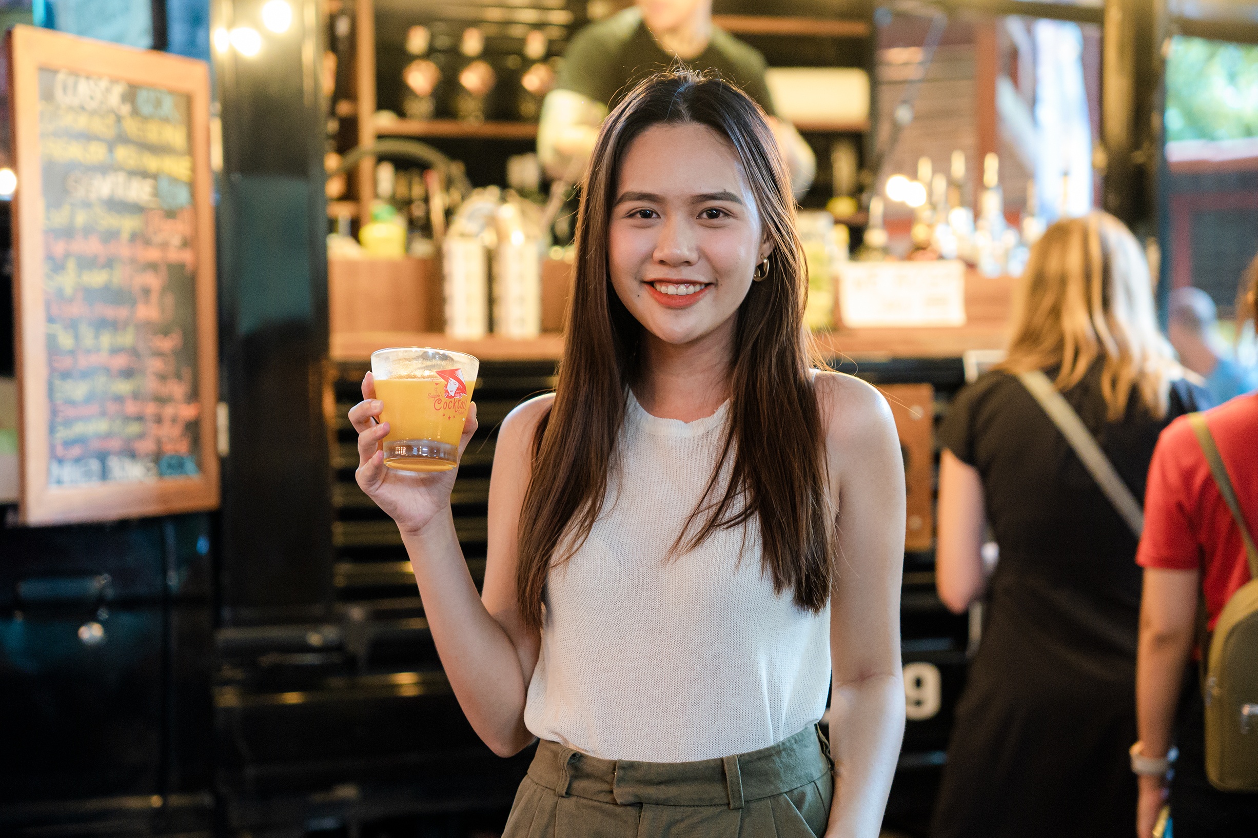 Di choi cuoi tuan tai le hoi cocktail o Thao Dien hinh anh