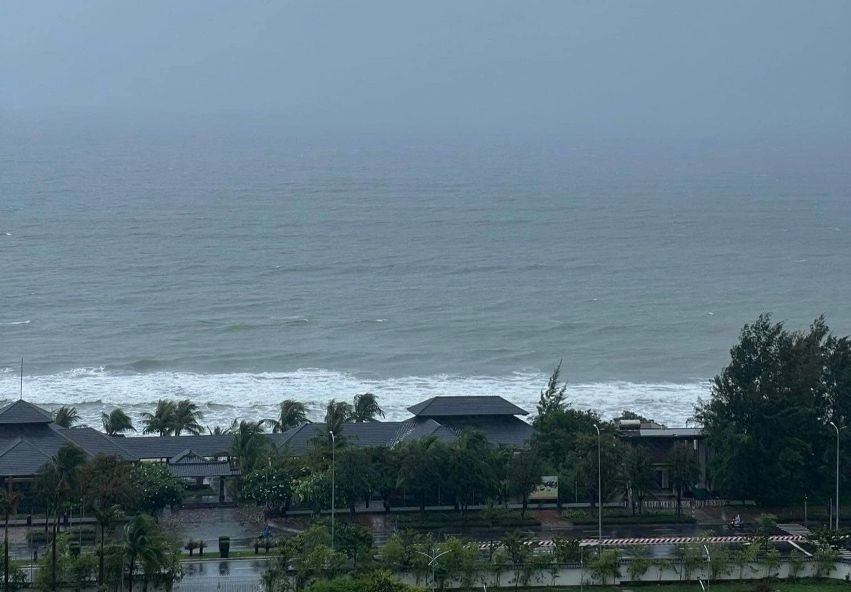 Du khach ket lai Da Nang tru bao trong khach san hinh anh