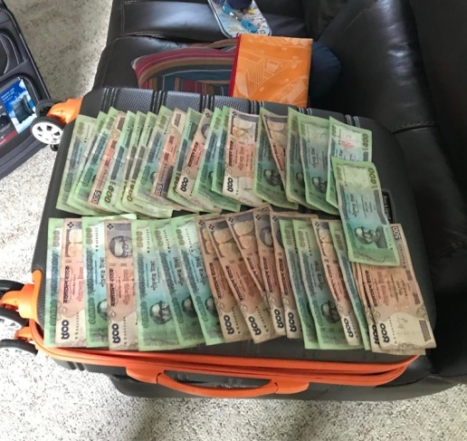 Nguoi dan ong My mua duoc vali cu dung day tien mat hinh anh