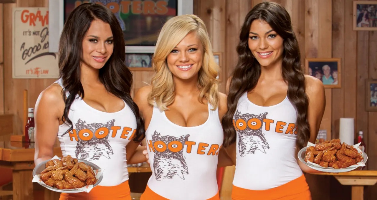 nhan vien phuc vu anh 1