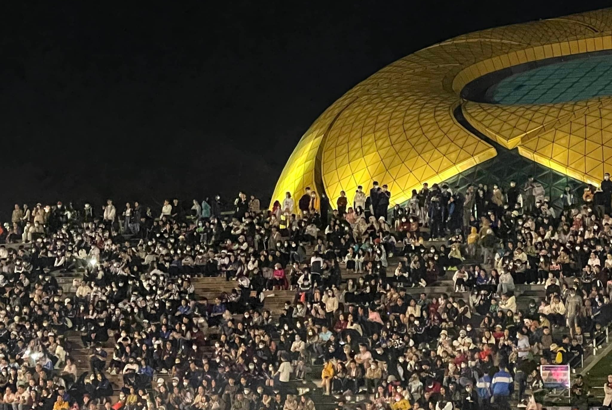 Quang truong Da Lat chim trong bien nguoi vao cuoi tuan hinh anh