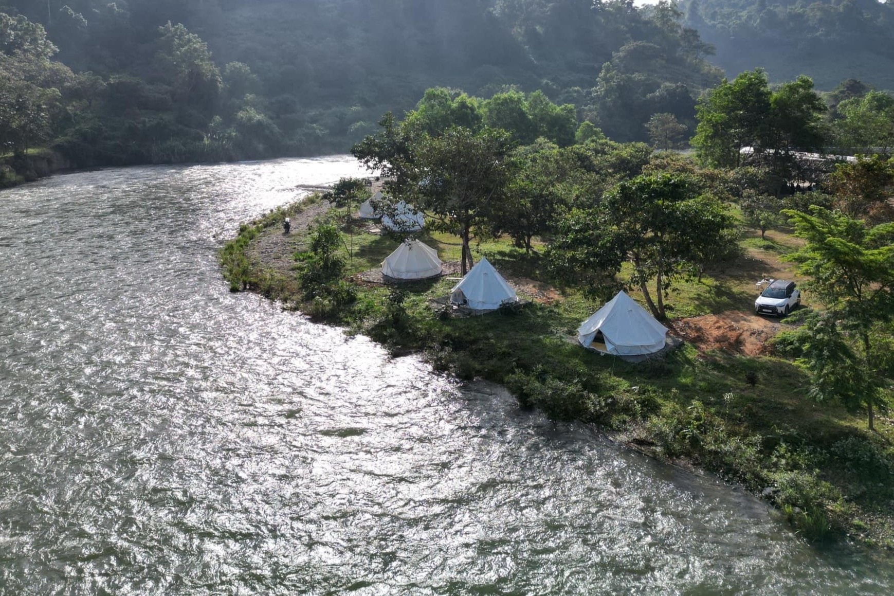 Cam trai ben suoi, ven bien hai ngay cuoi tuan hinh anh