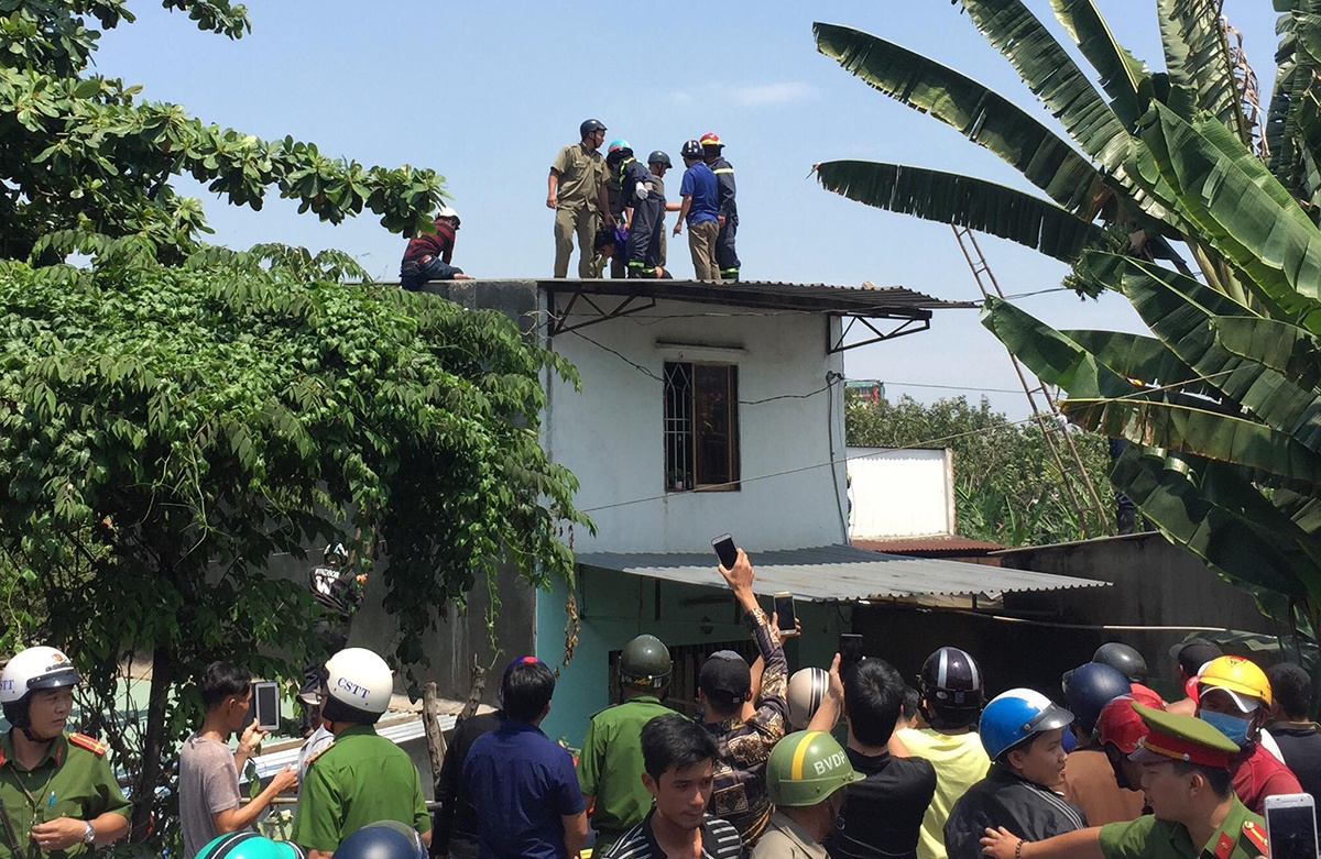 Thanh niên ngáo đá leo nóc nhà la hét ảnh 1 Thanh nien ngao da leo noc nha la het anh 1