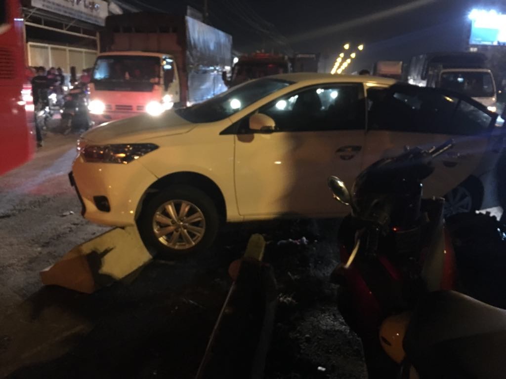 Oto 4 cho 'bay' len dai phan cach sau tai nan, tai xe thoat chet hinh anh