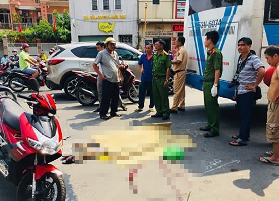 Va cham voi xe buyt o Sai Gon, mot nguoi thiet mang hinh anh