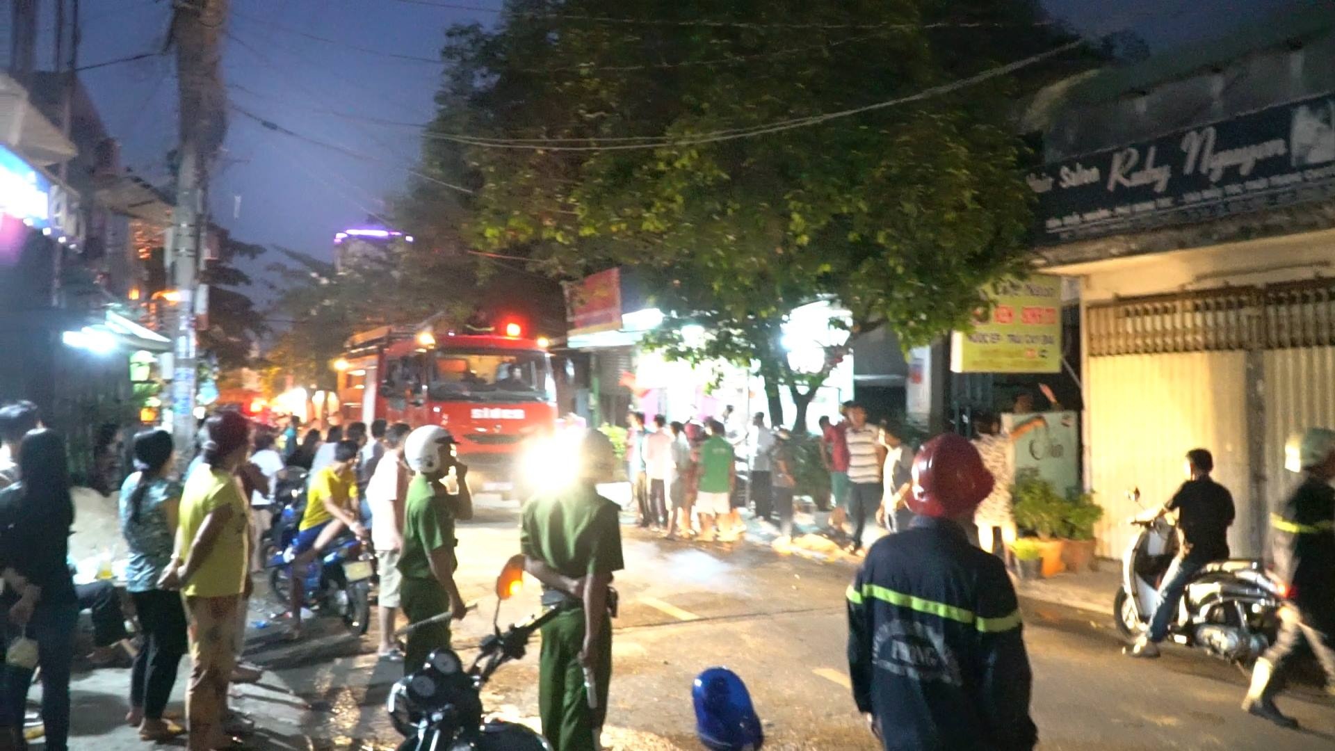 Chay nha khong loi thoat hiem o Sai Gon, nhieu nguoi nhay xuong muong hinh anh