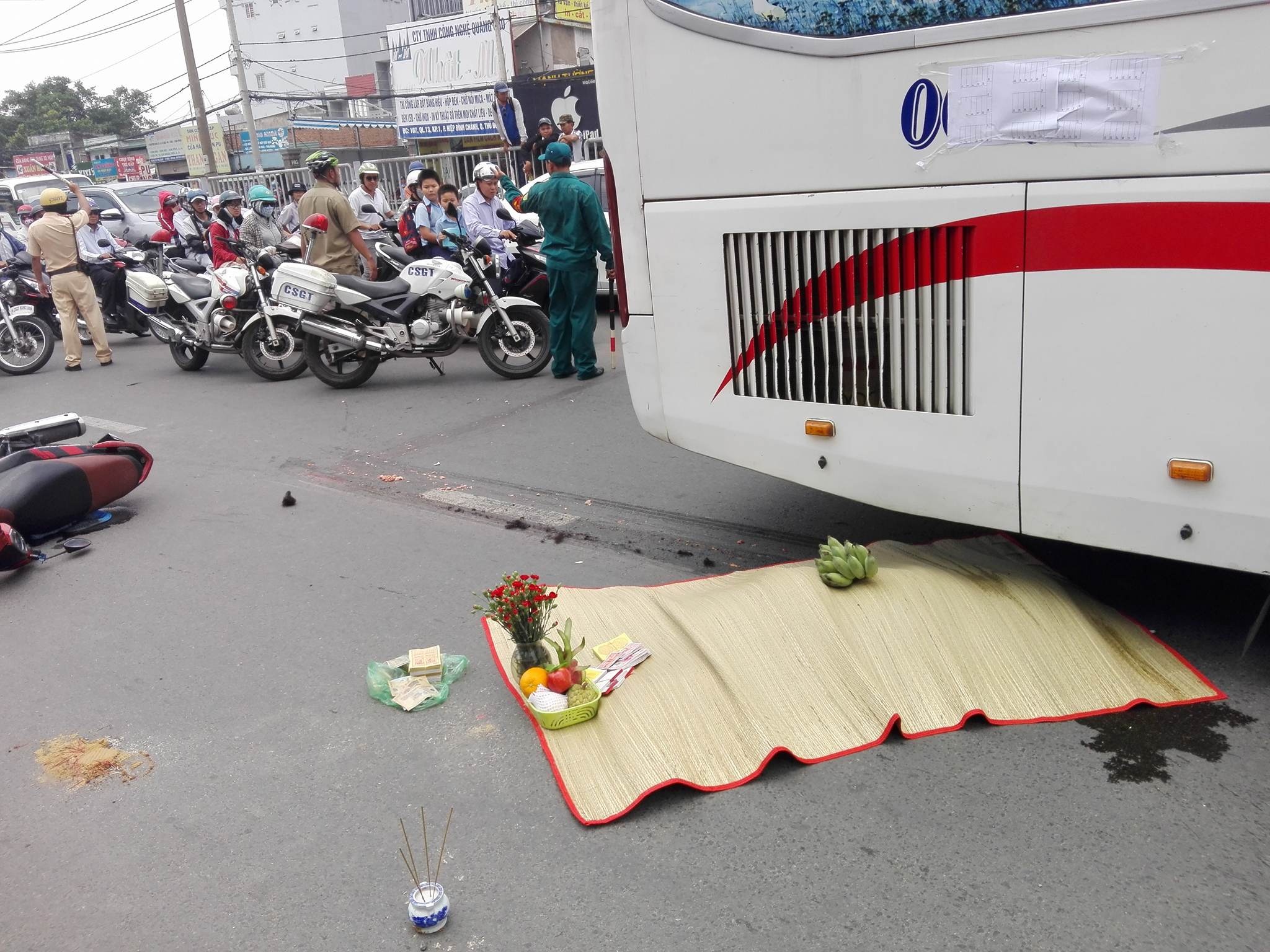 Xe khách tông chết người chạy xe máy ảnh 1 Xe khach tong chet nguoi chay xe may anh 1