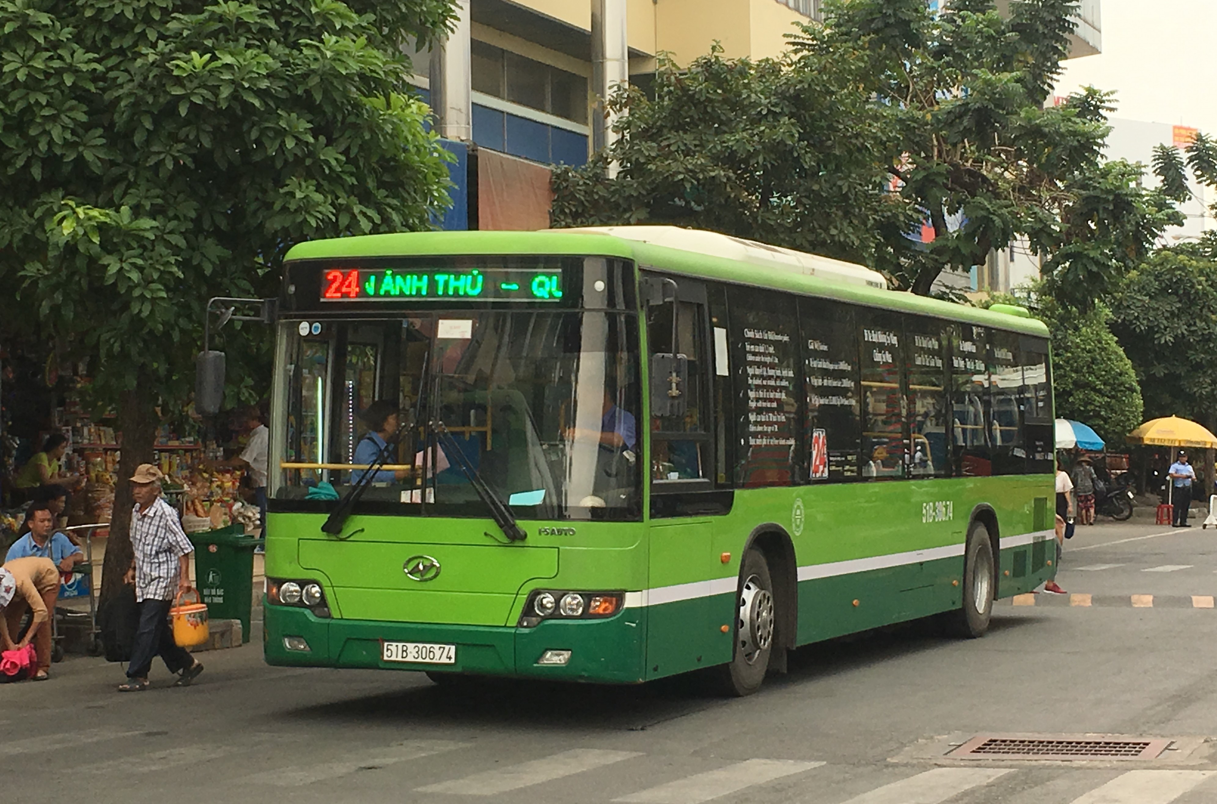 Tang hon 1.800 chuyen buyt o Sai Gon phuc vu 3 ngay le lon hinh anh