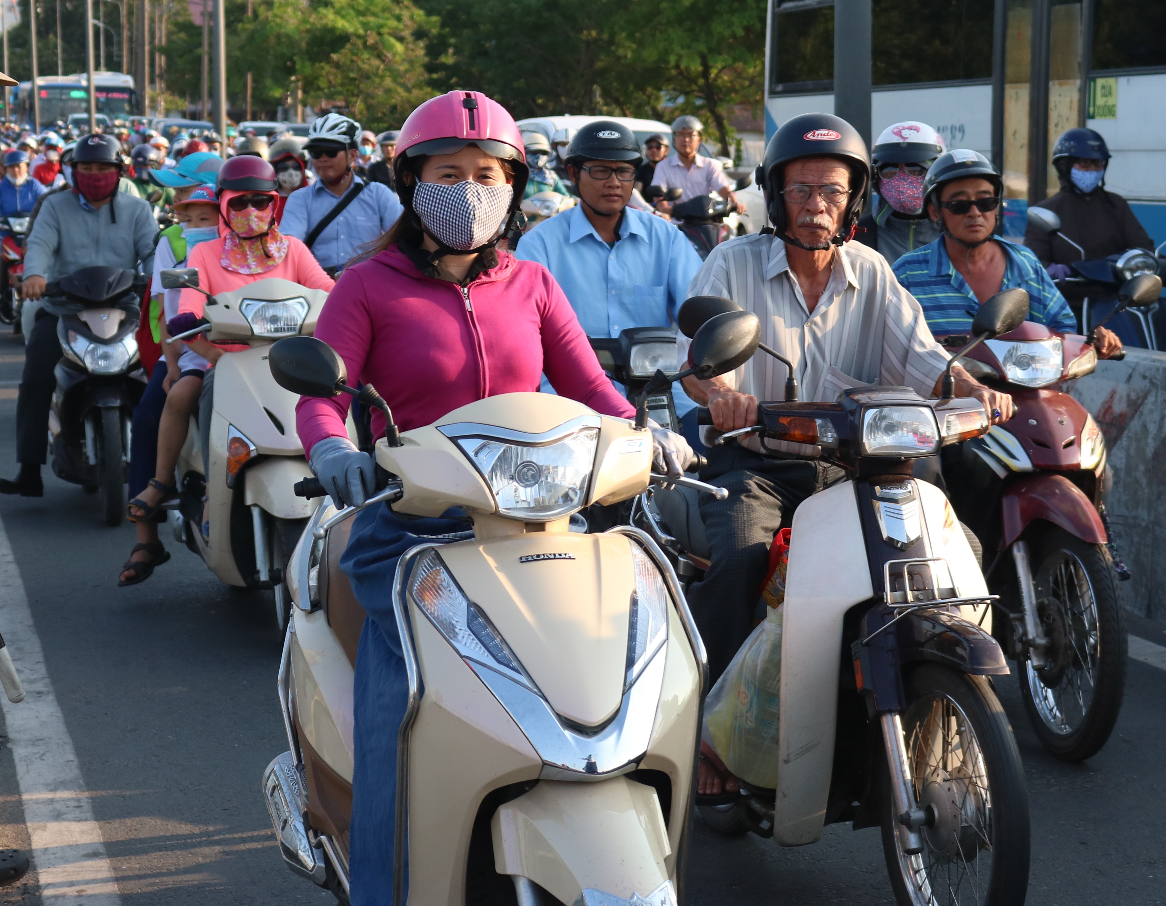 Sai Gon don mua chuyen mua dip le 30/4 hinh anh