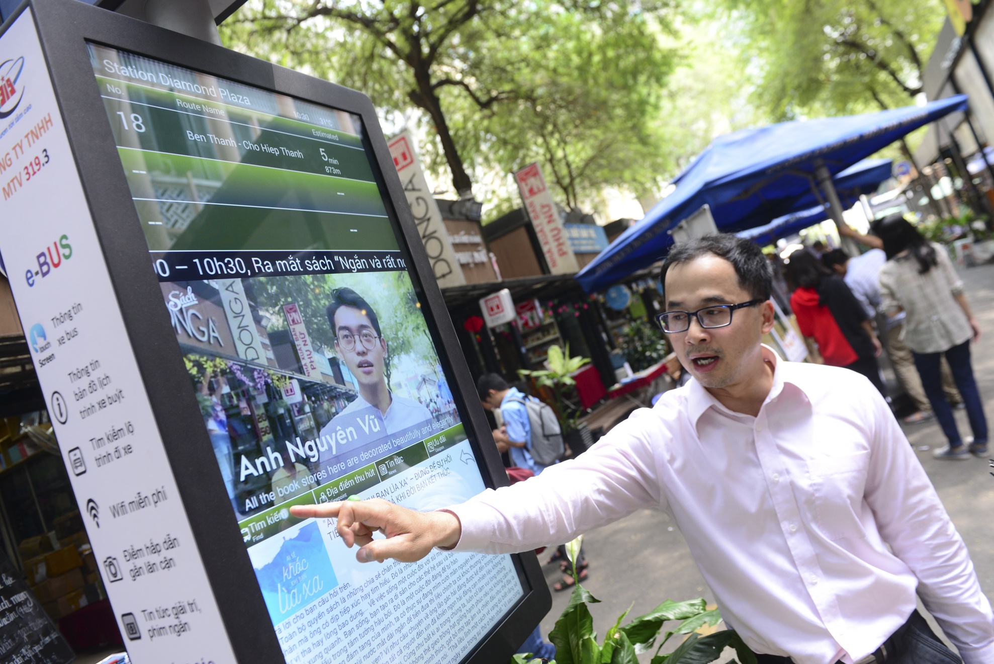 Khai truong xe buyt sach anh 10