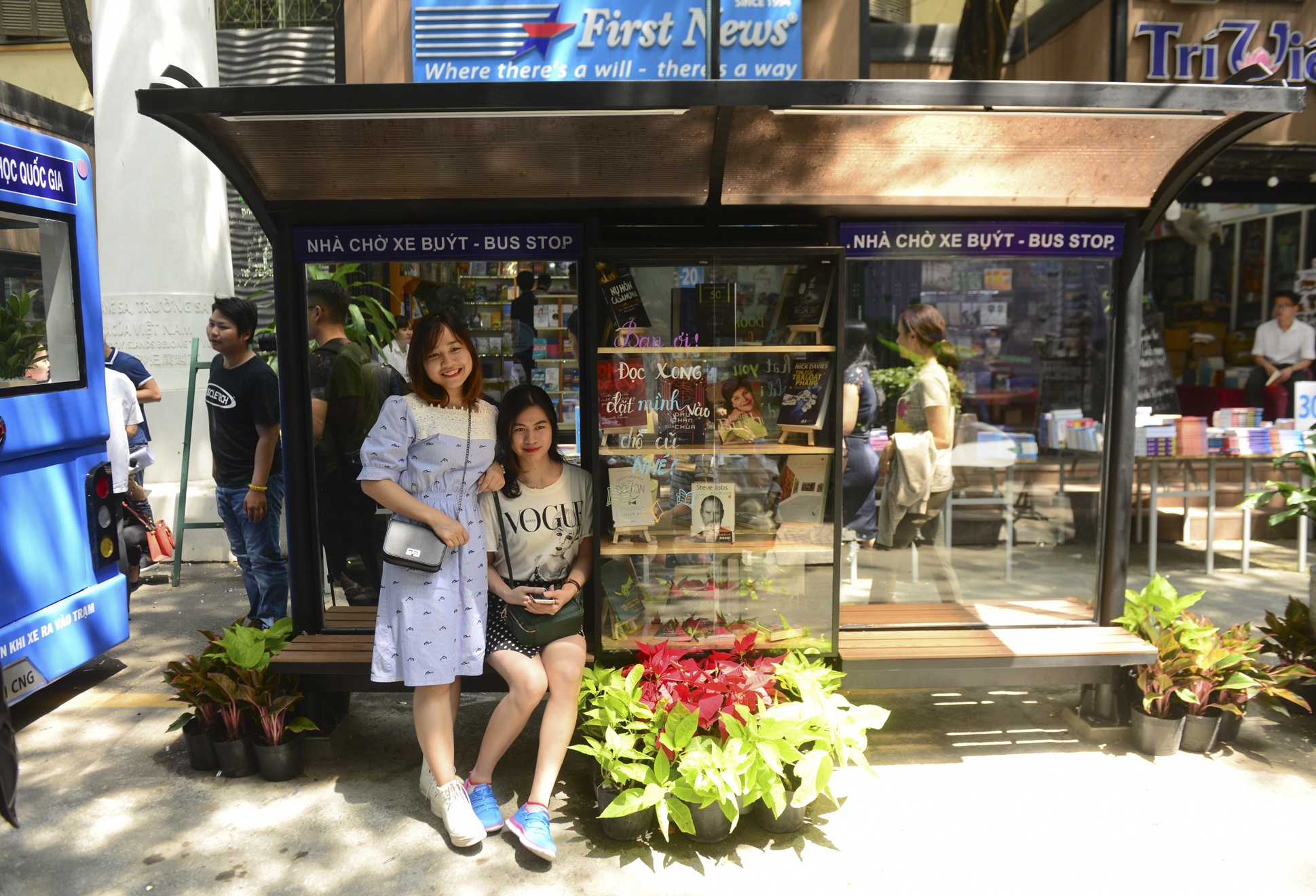 Khai truong xe buyt sach anh 11