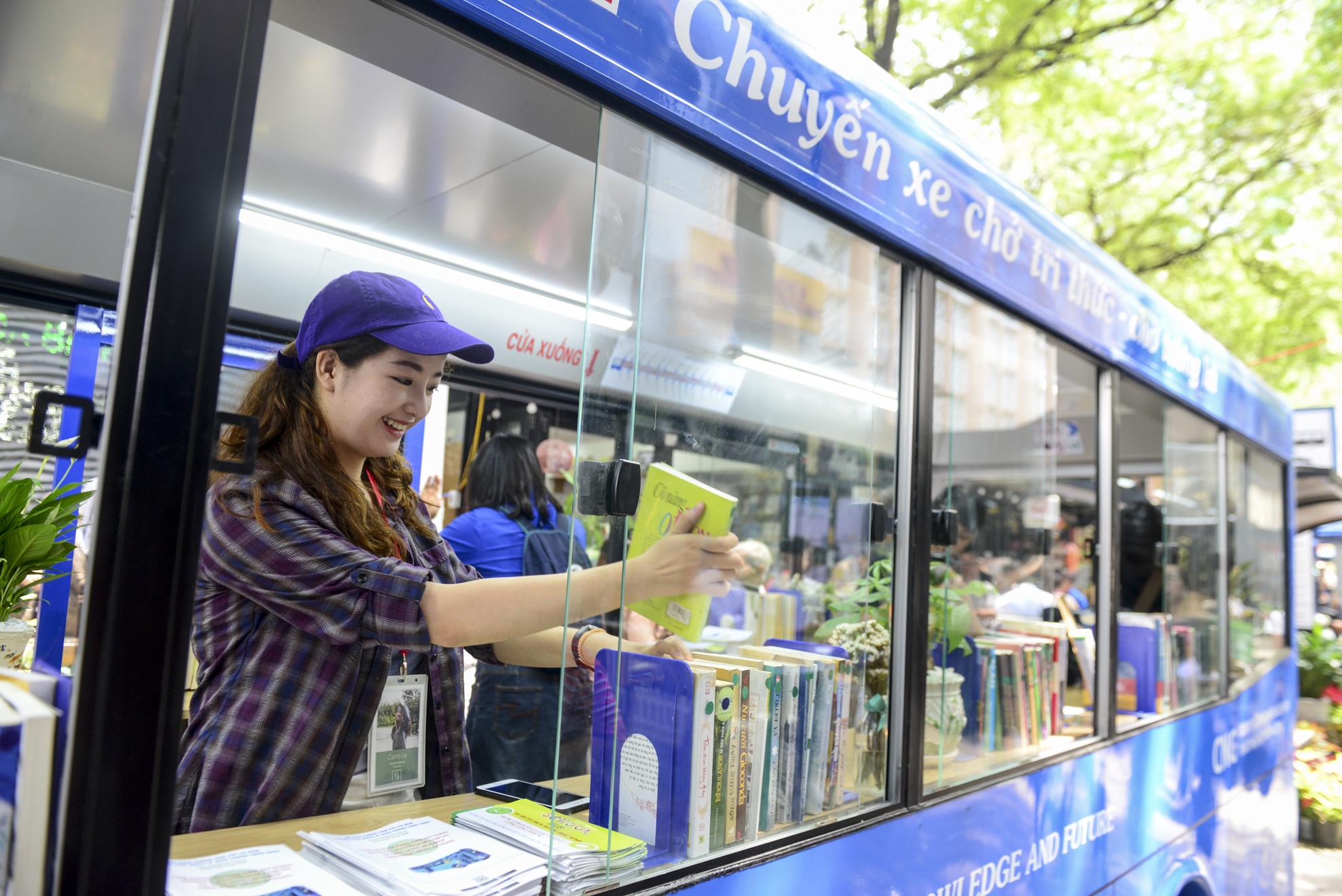 Khai truong xe buyt sach o Sai Gon hinh anh