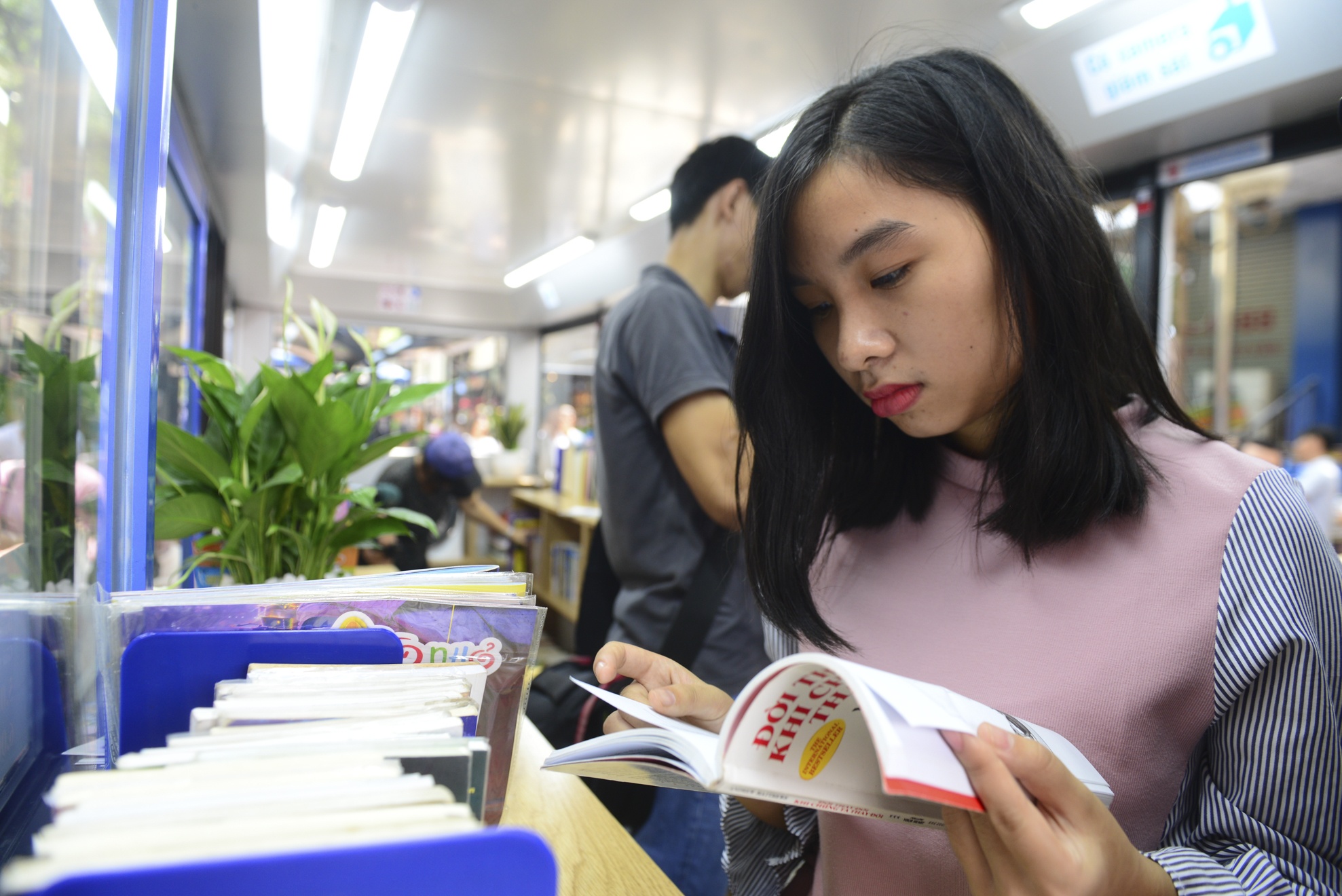 Khai truong xe buyt sach anh 3