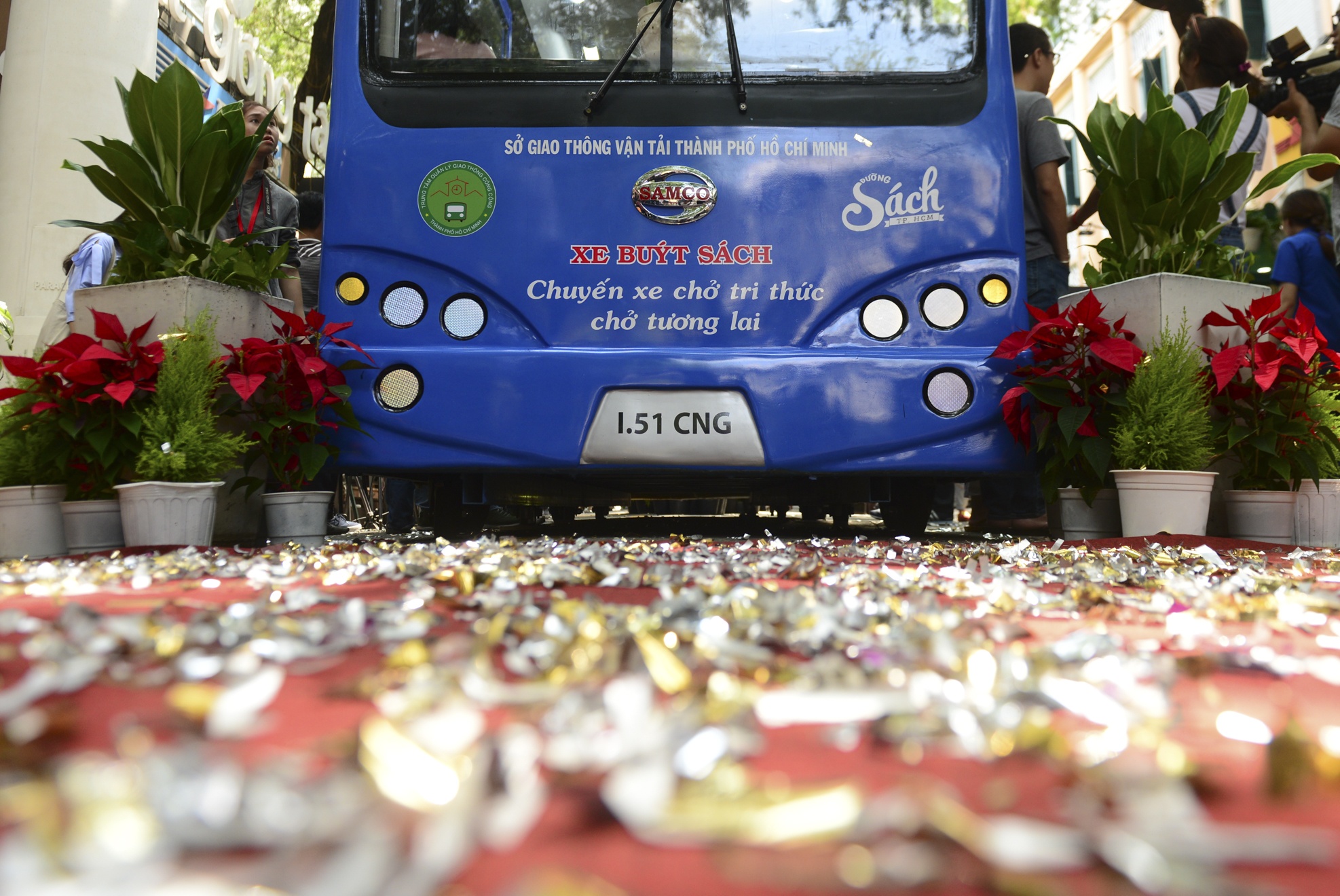 Khai truong xe buyt sach anh 4