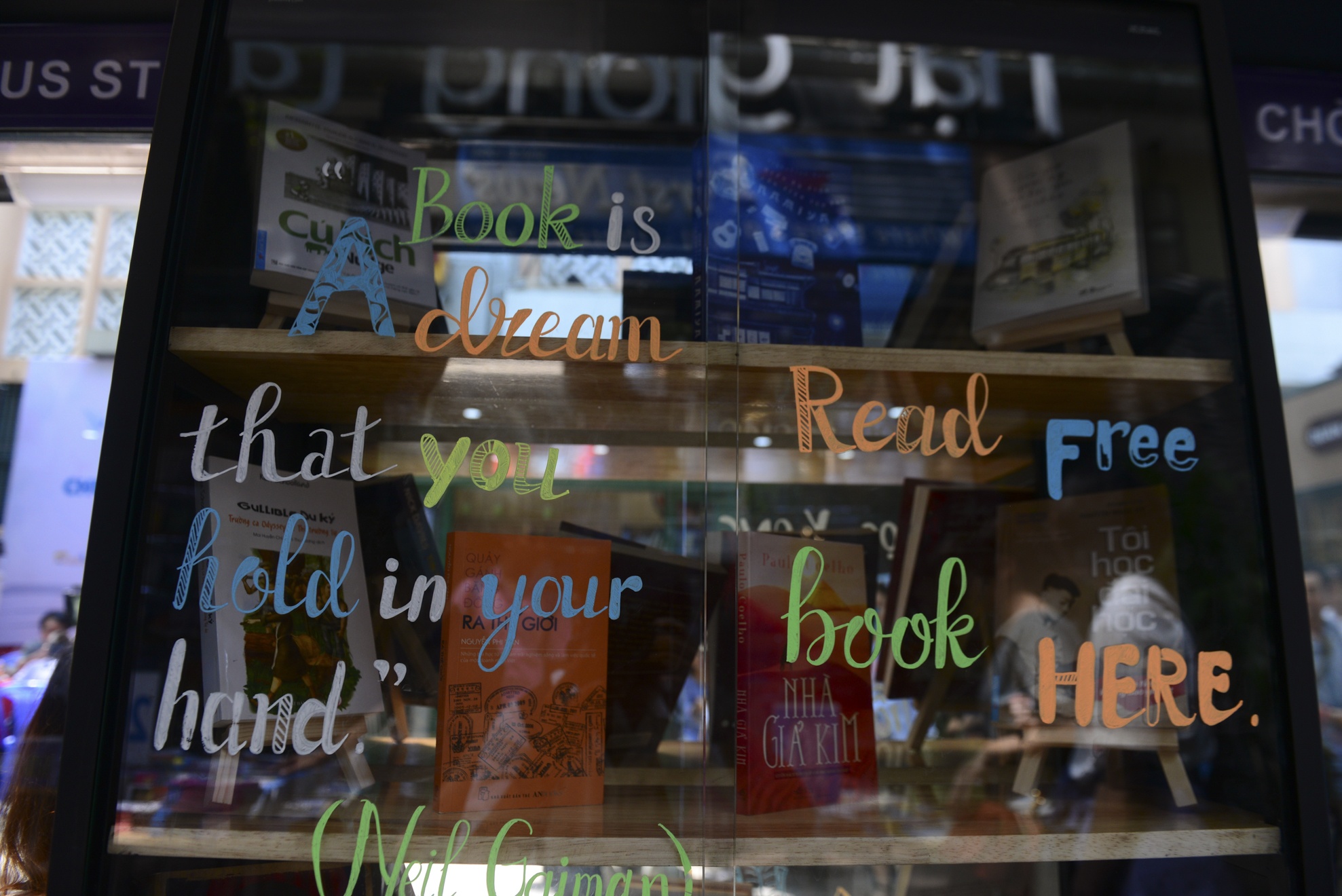 Khai truong xe buyt sach anh 5