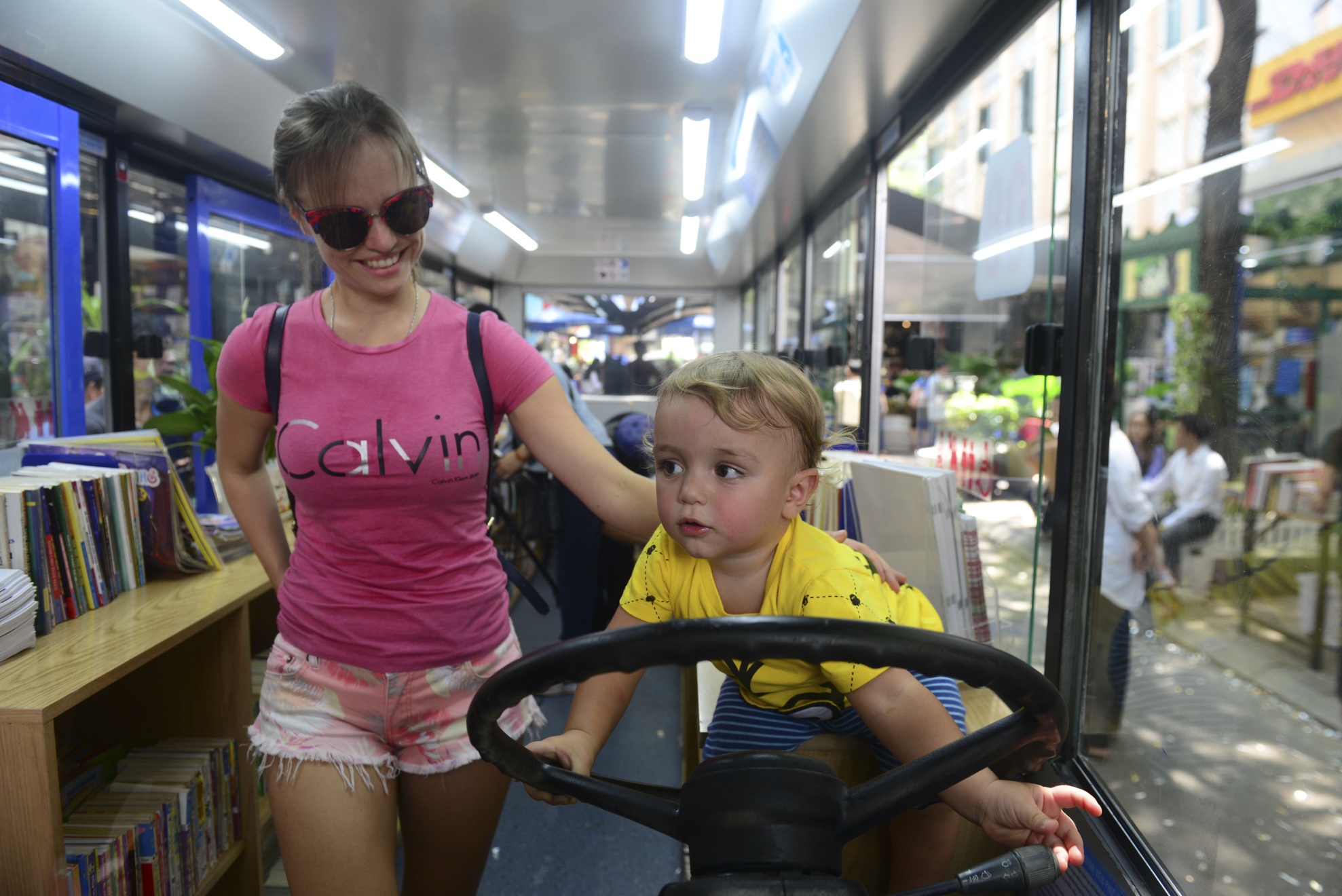 Khai truong xe buyt sach anh 6