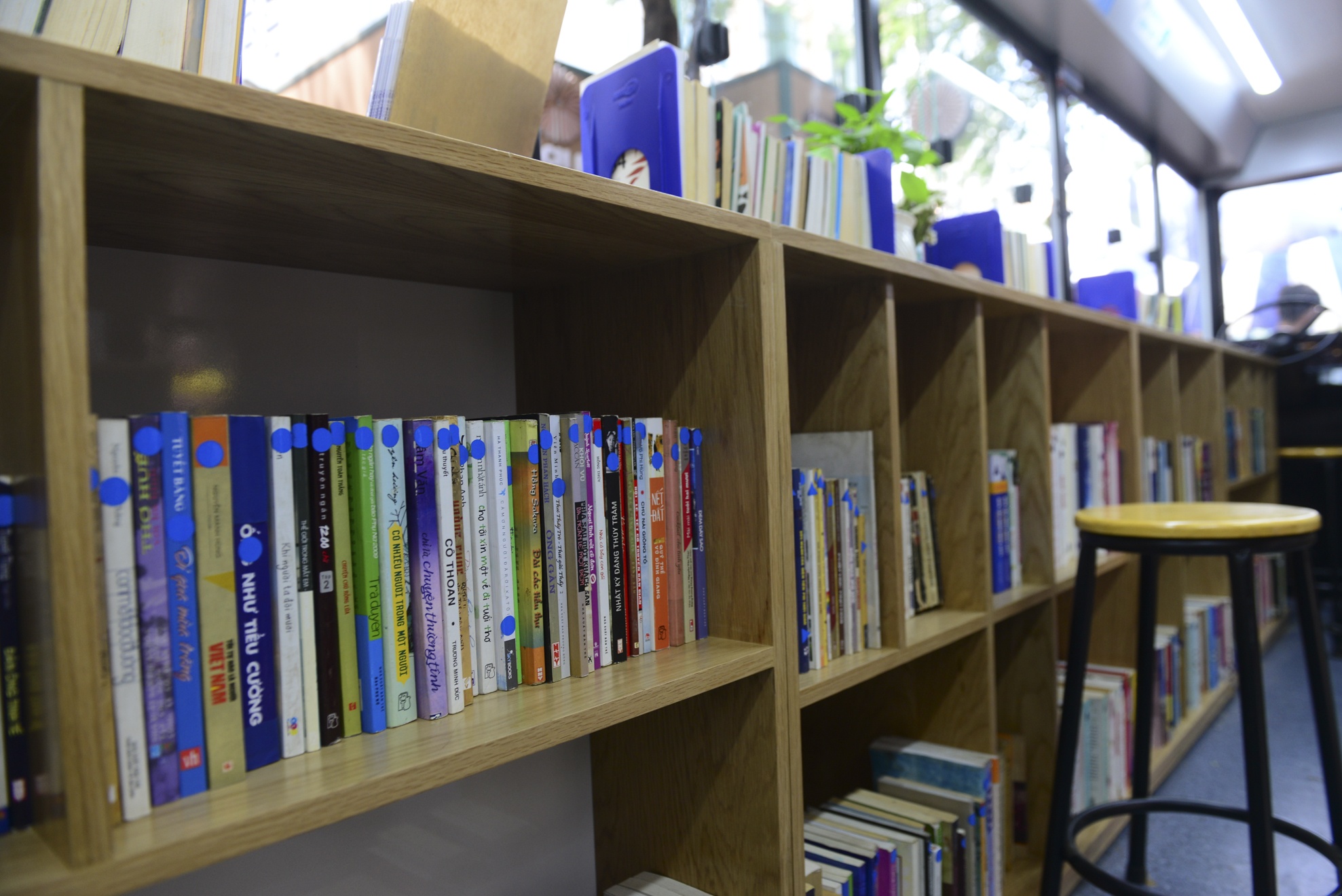 Khai truong xe buyt sach anh 9