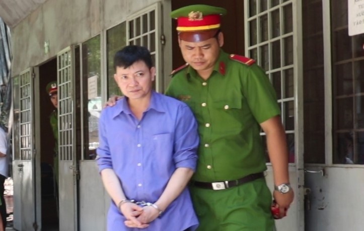 Giet vo roi keu oan, nguoi chong linh an chung than hinh anh