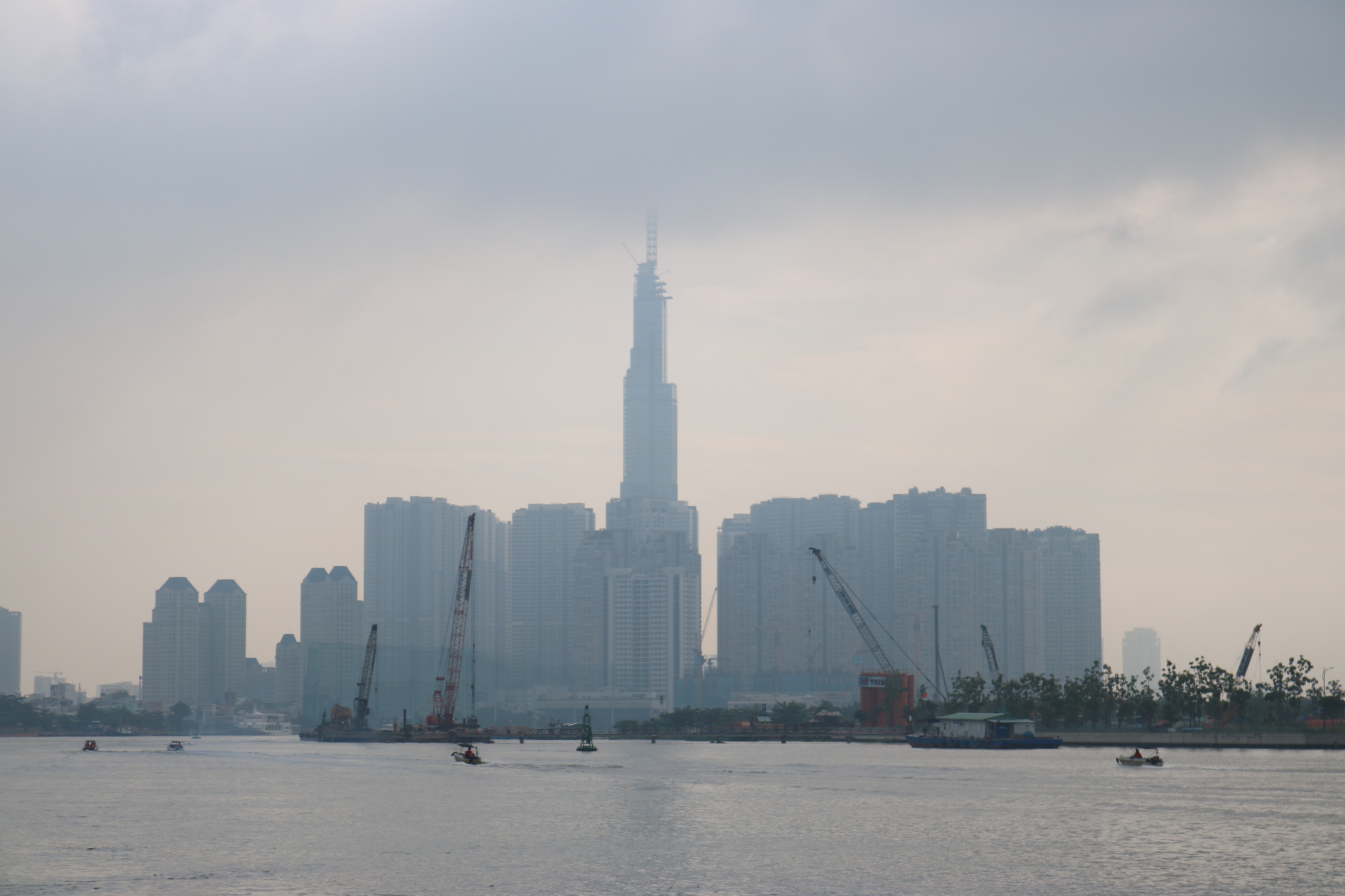 Sai Gon mua lon keo dai,  tiep tuc xuat hien suong mu anh 3