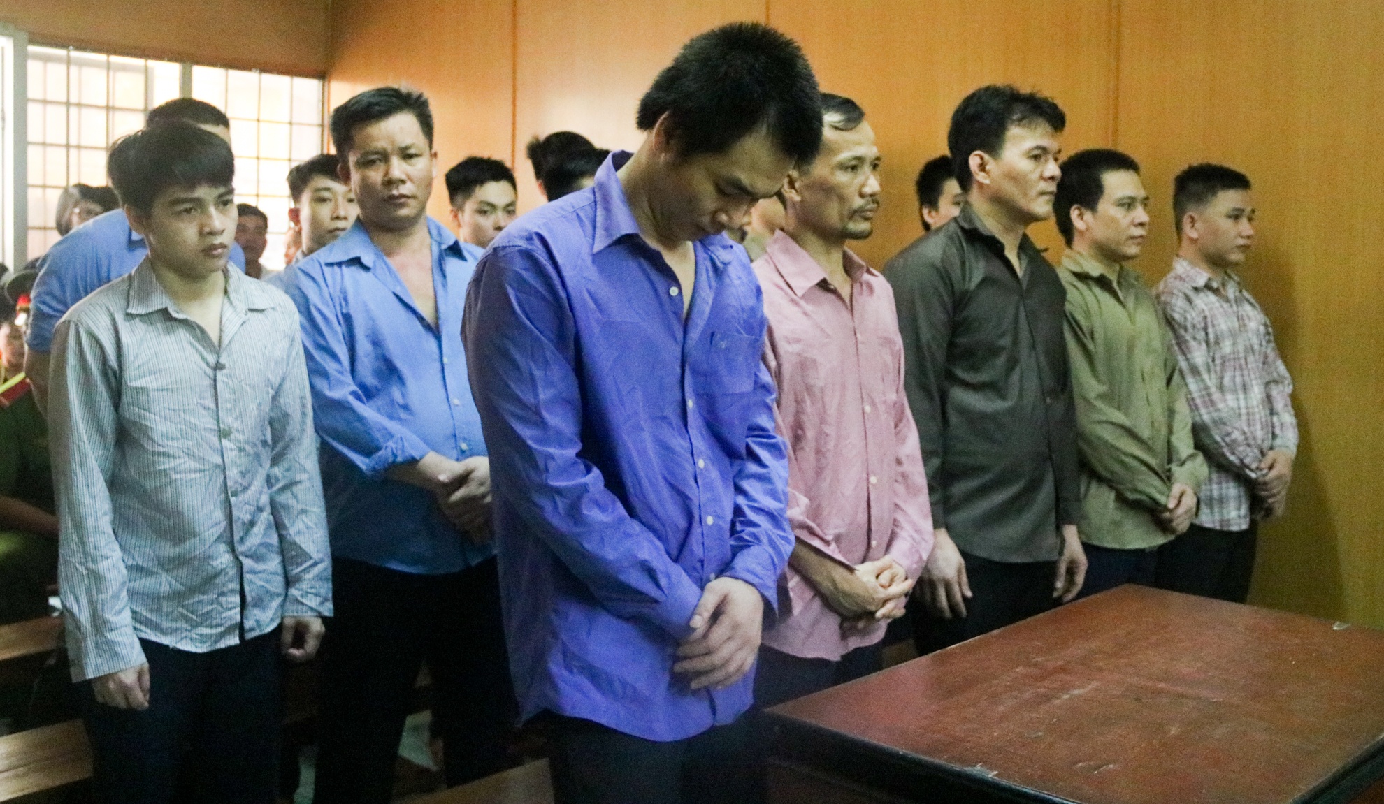 Cuong doat tien cua nguoi ban dam dong tinh, linh 8 nam tu hinh anh