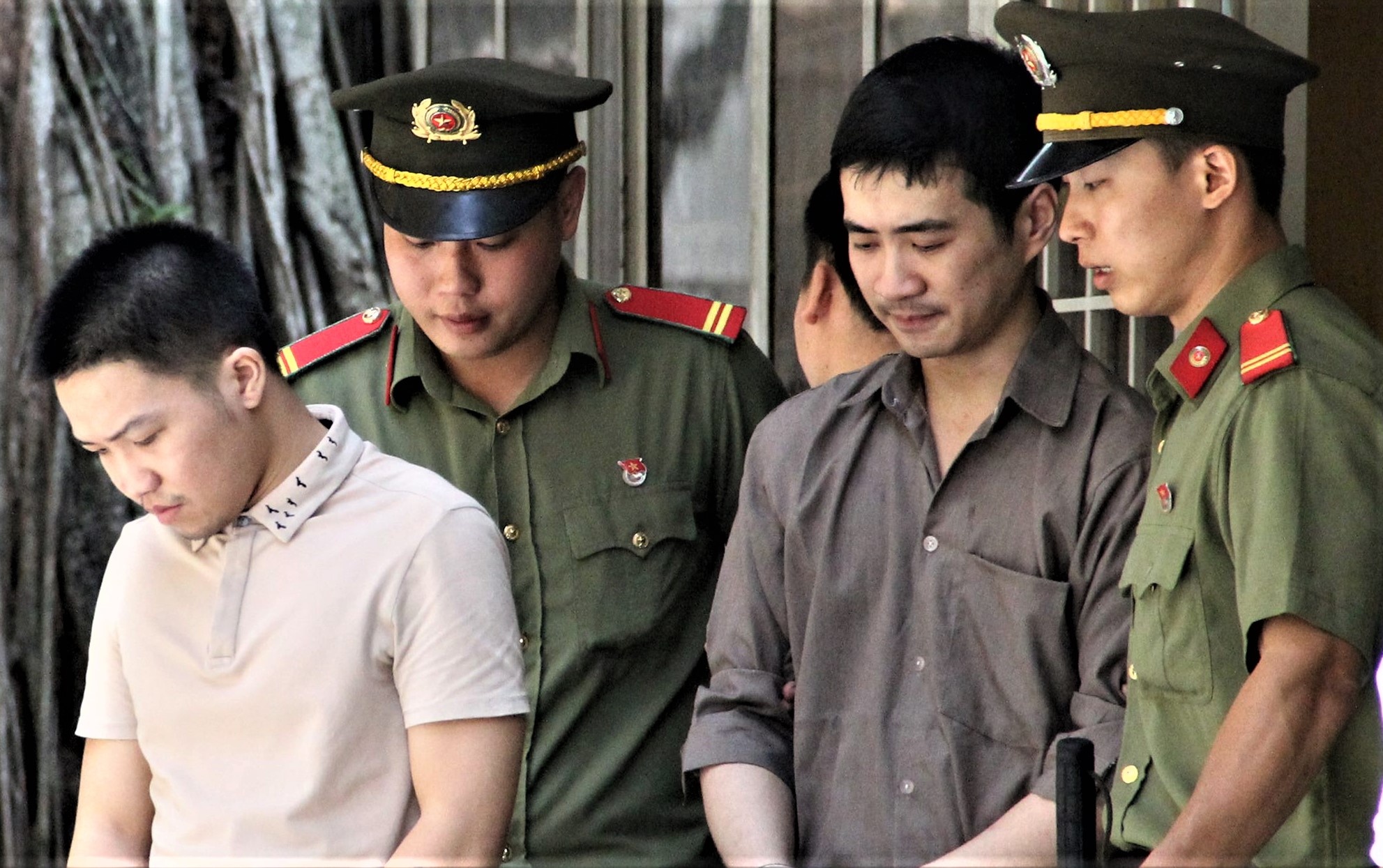 Dung the tin dung gia mua dien thoai, 2 nguoi Trung Quoc linh an tu hinh anh