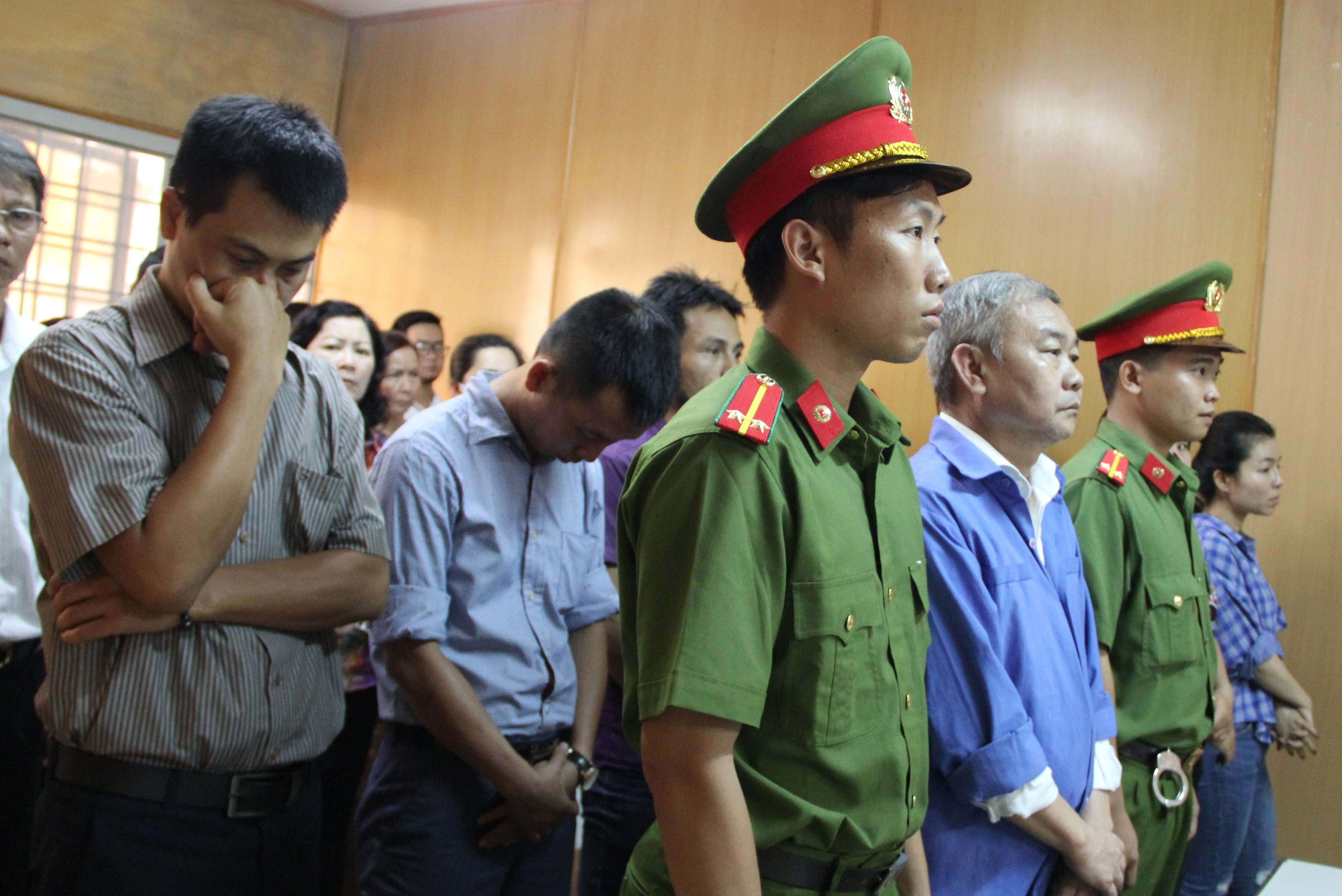 Chiếm đoạt tiền của ngân hàng ảnh 1 Chiem doat tien cua ngan hang anh 1