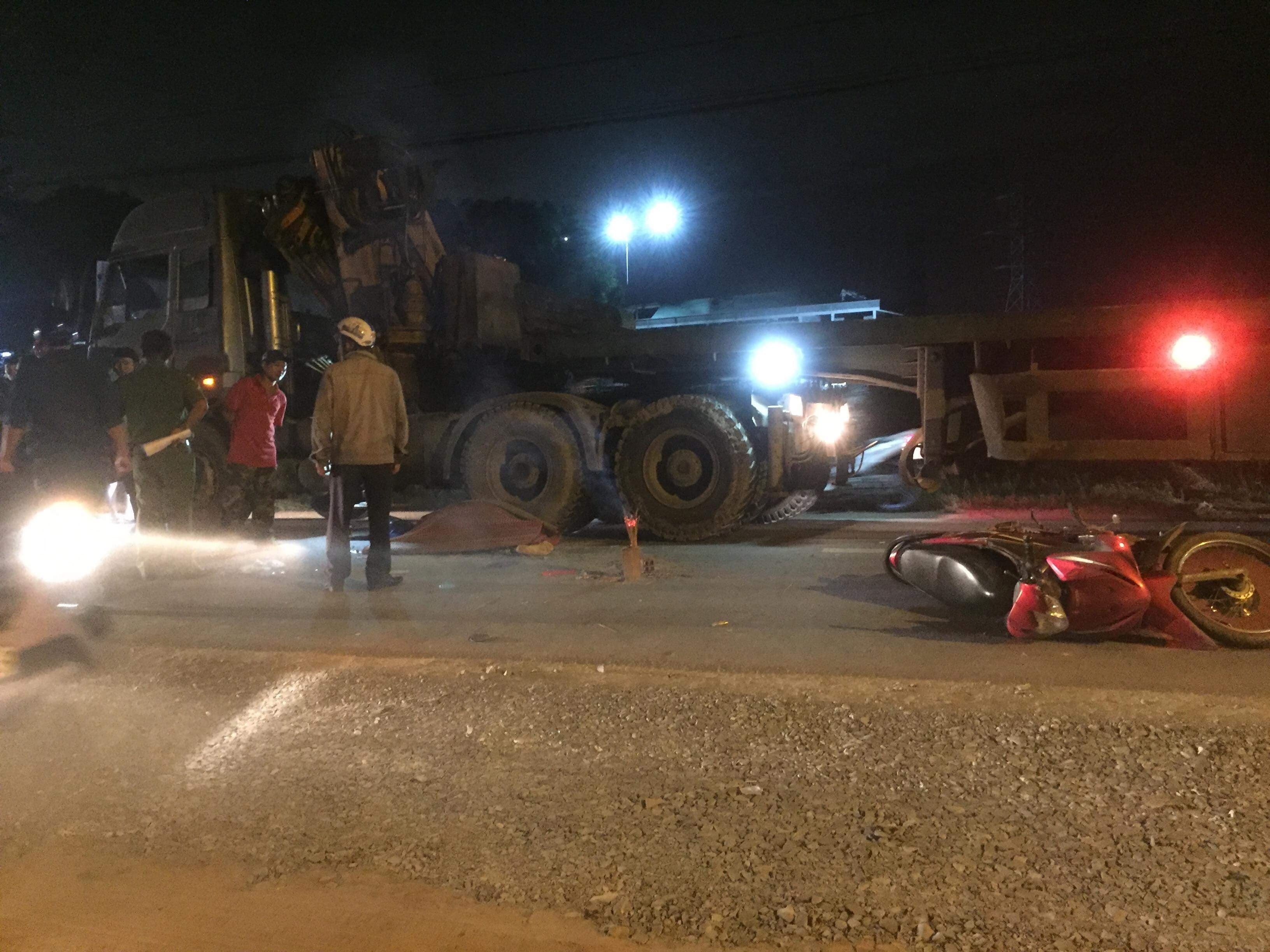 Nga xuong duong sau va cham xe, mot nguoi bi oto dau keo tong chet hinh anh