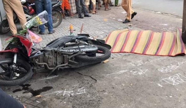 Xe may tong cot dien, nguoi dan ong tu vong tai cho hinh anh