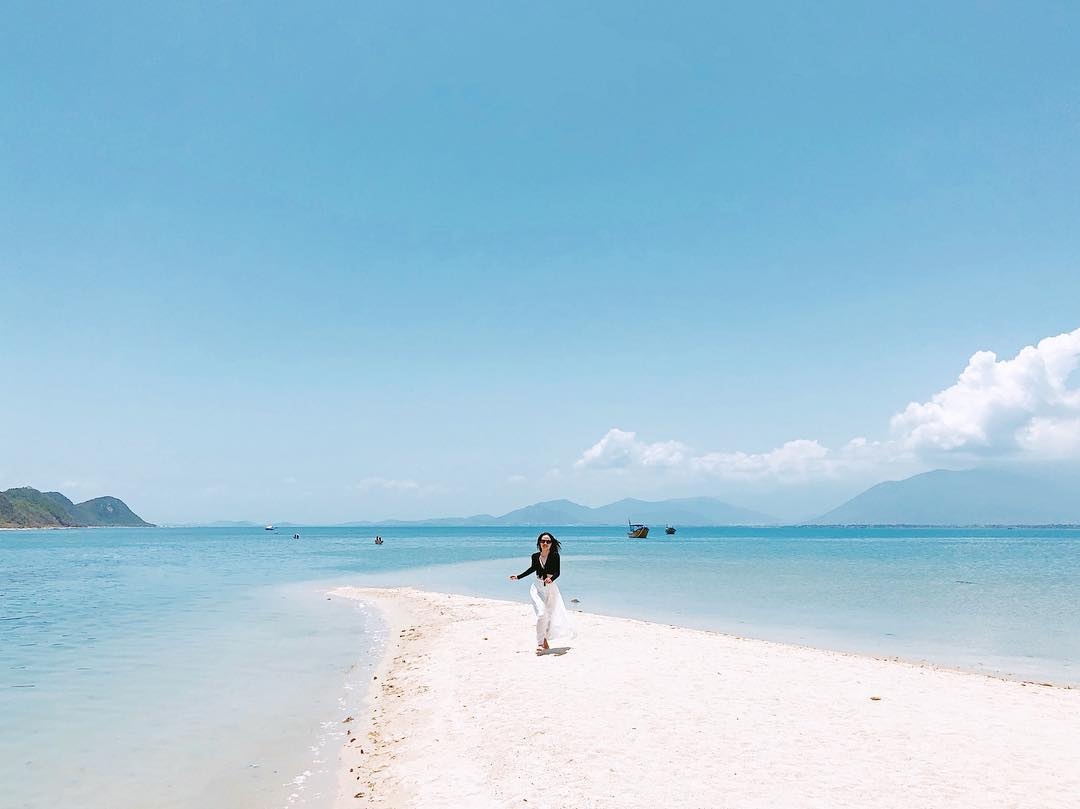 Dao Diep Son nhin tu tren cao dep tua troi Tay hinh anh