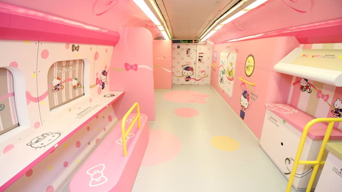 Ben trong tau Hello Kitty ngo nghinh o Nhat Ban hinh anh