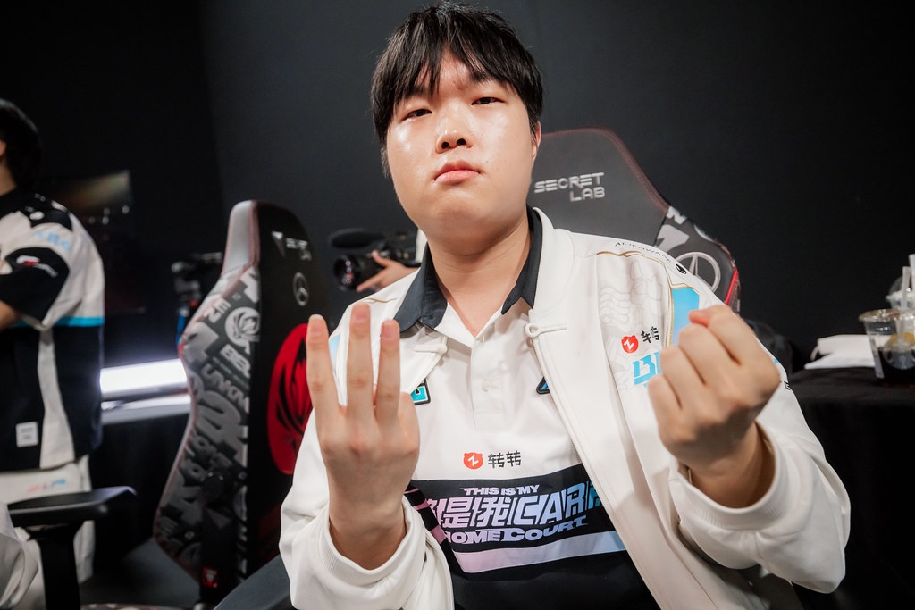 Khong chao khan gia, tuyen thu eSports bi phat nang hinh anh
