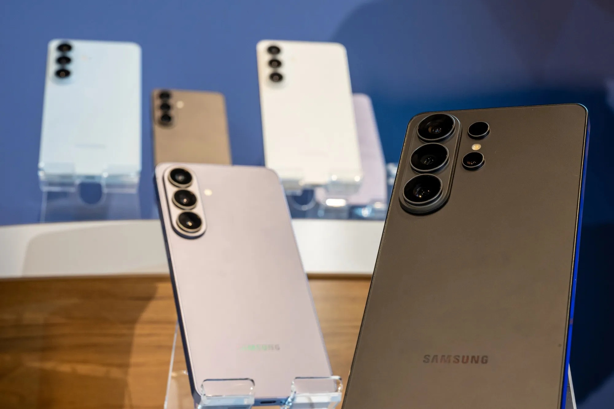 Dien thoai Samsung dung duoc may nam? hinh anh