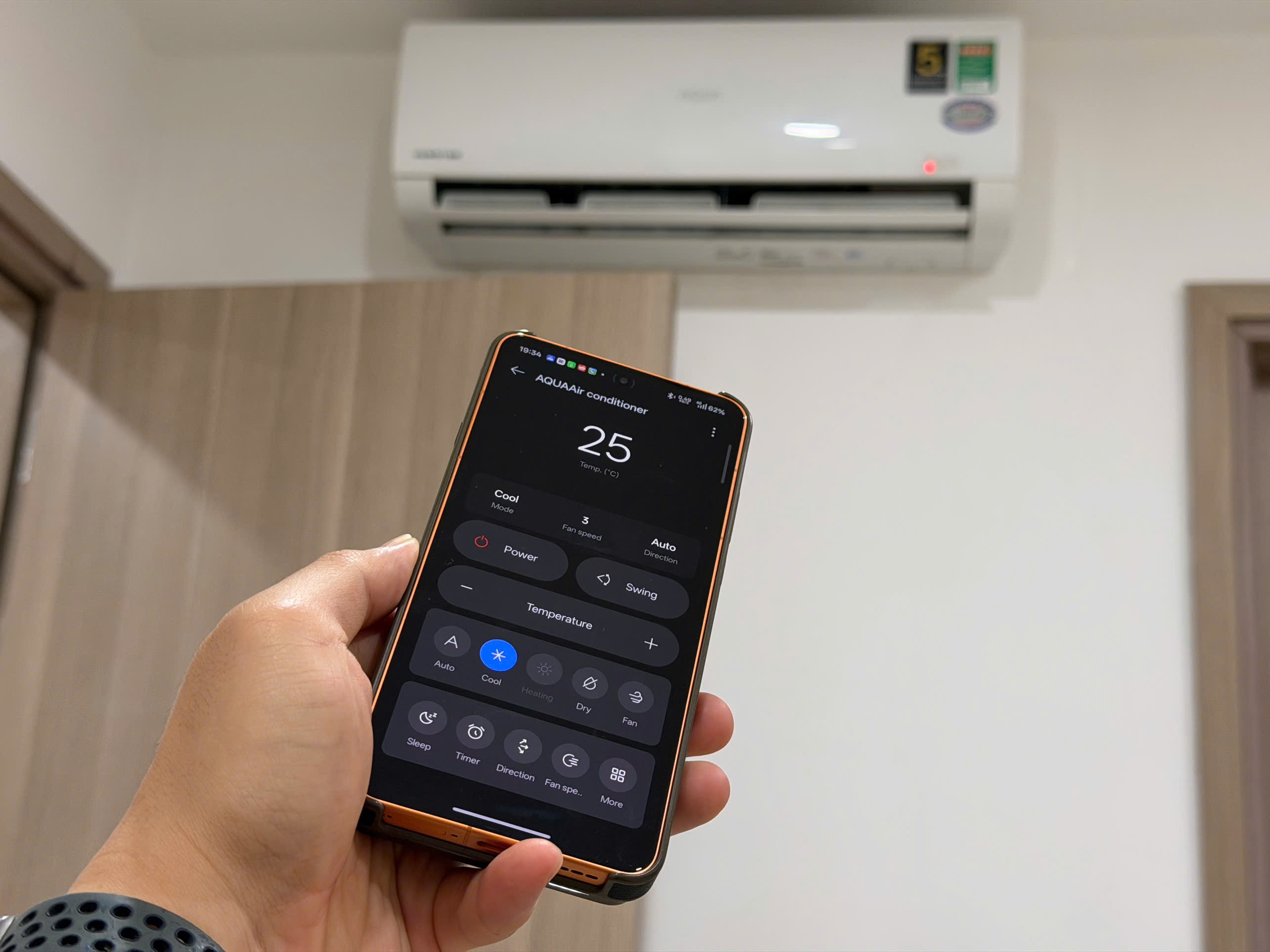 Nhung nguoi khong so mat remote dieu hoa hinh anh