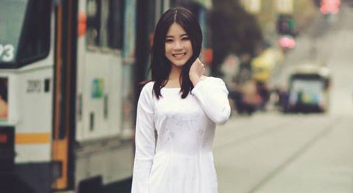 Thieu nu Viet thuot tha ao dai ben troi Tay hinh anh