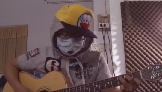 Chang trai giau mat hat nhac che... thap cam hinh anh