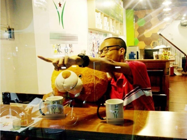 Gan giang sinh, thanh nien nghiem tuc cung lo kiem 'gau' hinh anh