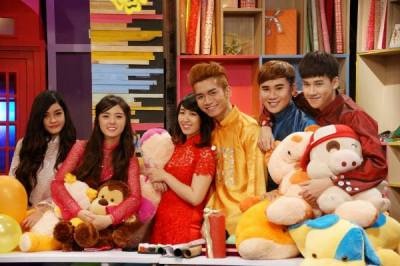 BB&BG dien ao dai xi tin trong gameshow Tet hinh anh
