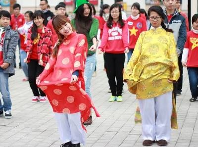 400 ban tre nhay flashmob tren nen nhac 'Ngay Tet que em' hinh anh