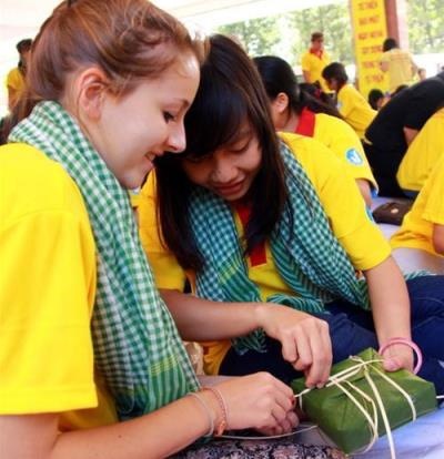 Co gai Duc goi banh chung cho nguoi ngheo hinh anh