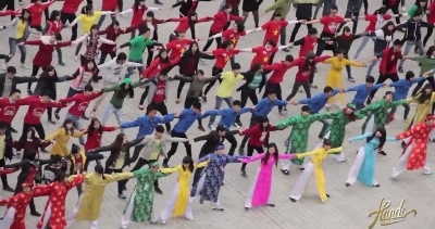 Clip 400 ban tre nhay flashmob 'Ngay tet que em' hinh anh