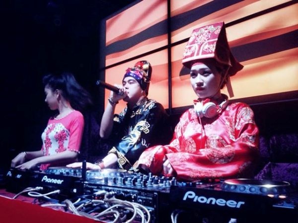 DJ Tit lam Tao quan choi nhac trong vu truong hinh anh