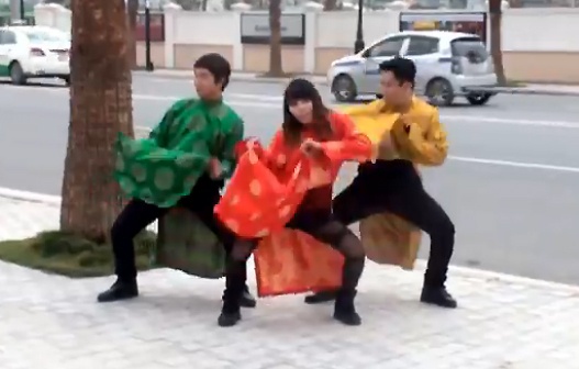 Gioi tre nhay 'Con buom xuan', doc ve chuc Tet hinh anh