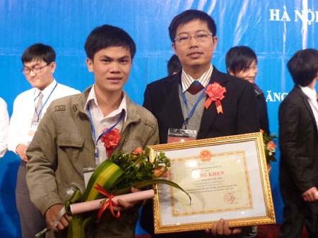 Nhom sinh vien do trung thanh, dem hai long hinh anh