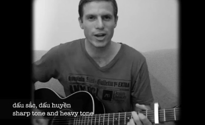 Chang trai Uc dan hat, ke kho khi hoc tieng Viet hinh anh