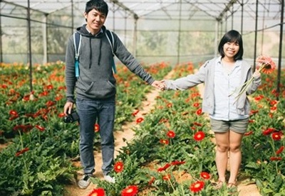 Chuyen tinh cua chang dep trai va co gai nam lun hinh anh