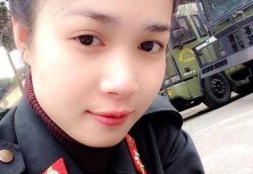 Nu canh sat dac nhiem xinh xan hut hon cong dong mang hinh anh