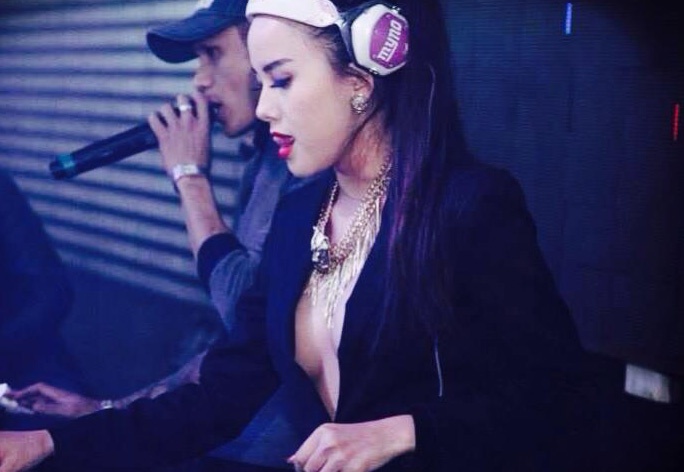 DJ 9X Myno sexy choi nhac o vu truong hinh anh