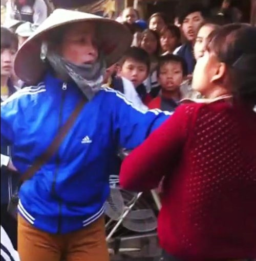 Lai phat tan clip phu huynh va hoc sinh hon chien hinh anh