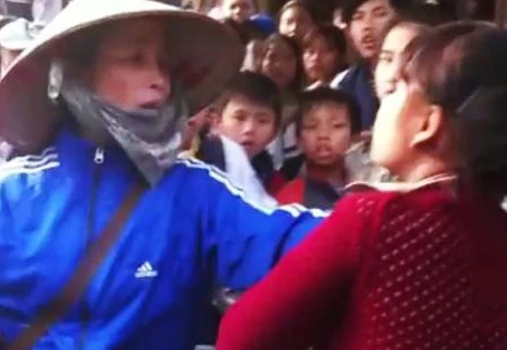 Phu huynh va nu sinh hon chien tren pho hinh anh