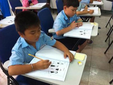 Tre em bac tieu hoc Viet Nam qua gioi hinh anh